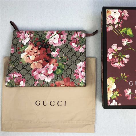 gucci bloom clutch bag.